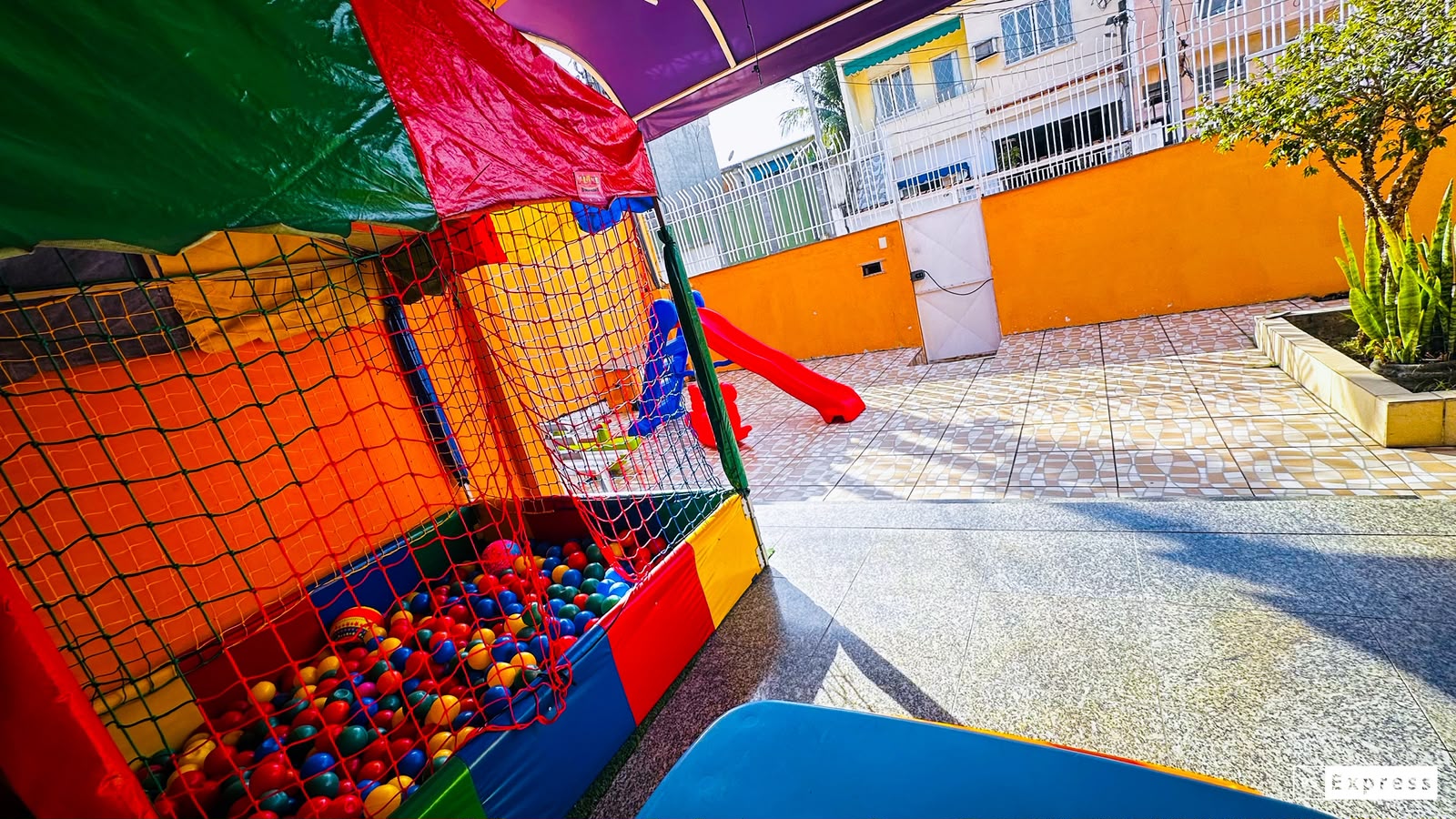 Playground com piscina de bolinhas