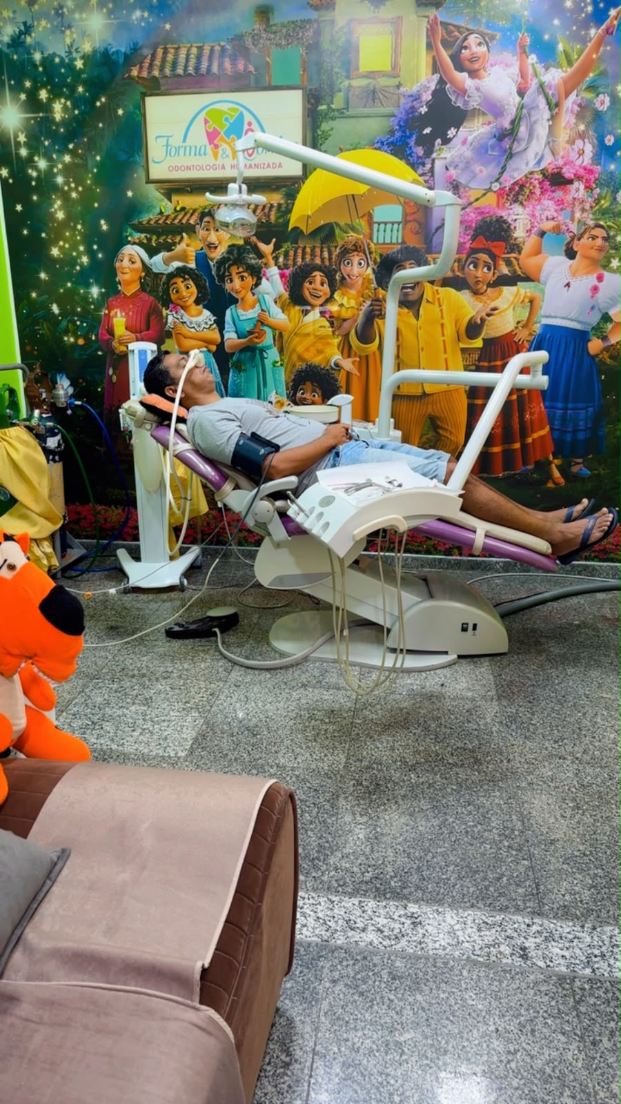 Paciente adulto durante procedimento com sedação ambulatorial monitorada