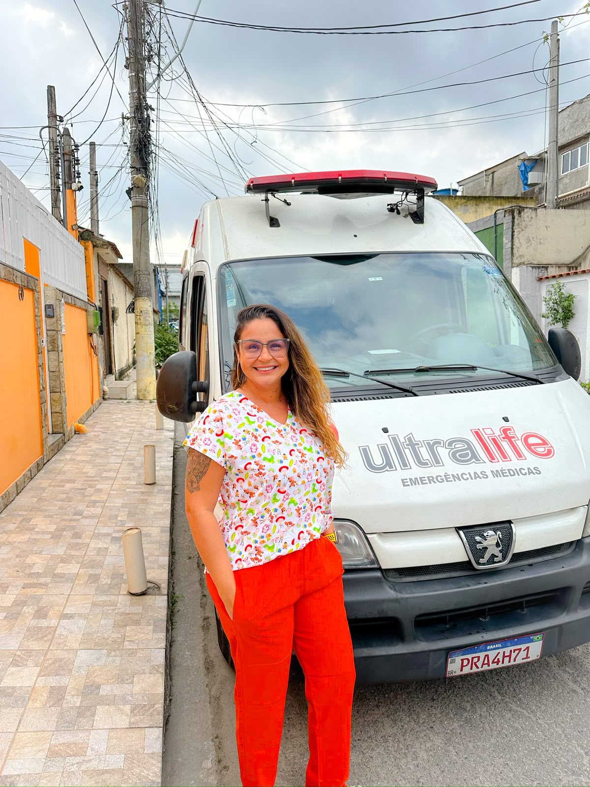 Ambulância própria da Forma & Sorriso estacionada na unidade Comendador Soares